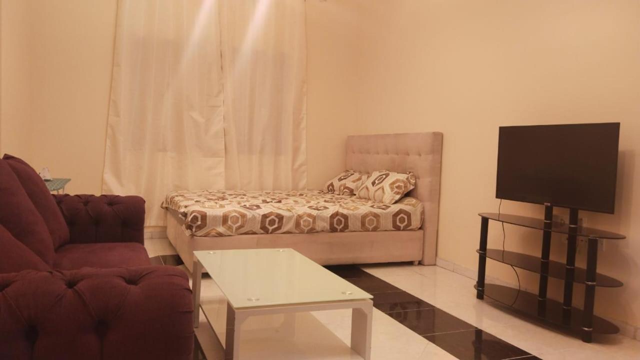Holiday Home 2 Bedrooms Apartment For Family Only 샤르자 외부 사진