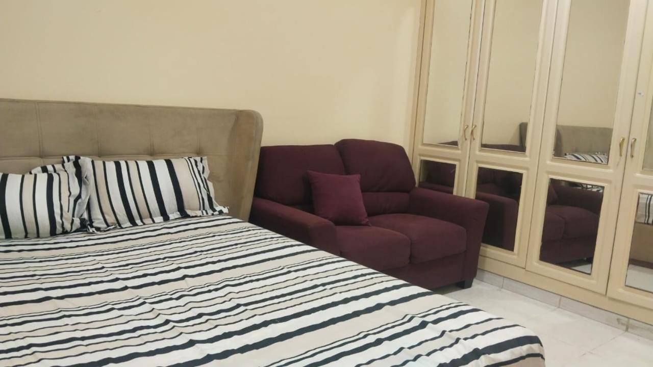 Holiday Home 2 Bedrooms Apartment For Family Only 샤르자 외부 사진